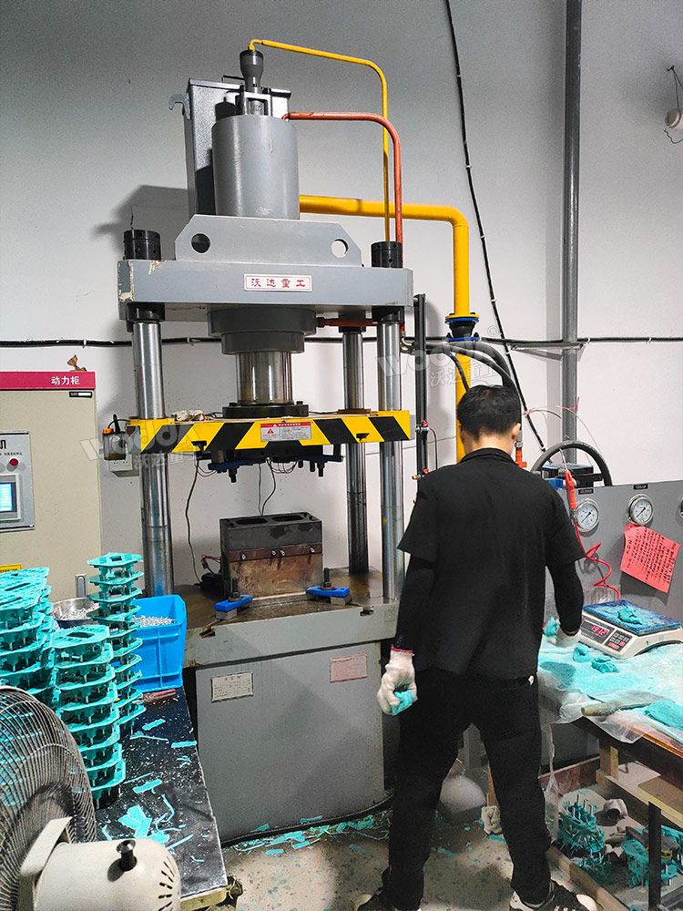 125噸四柱熱壓成型機現場 125噸四柱熱壓成型機現場