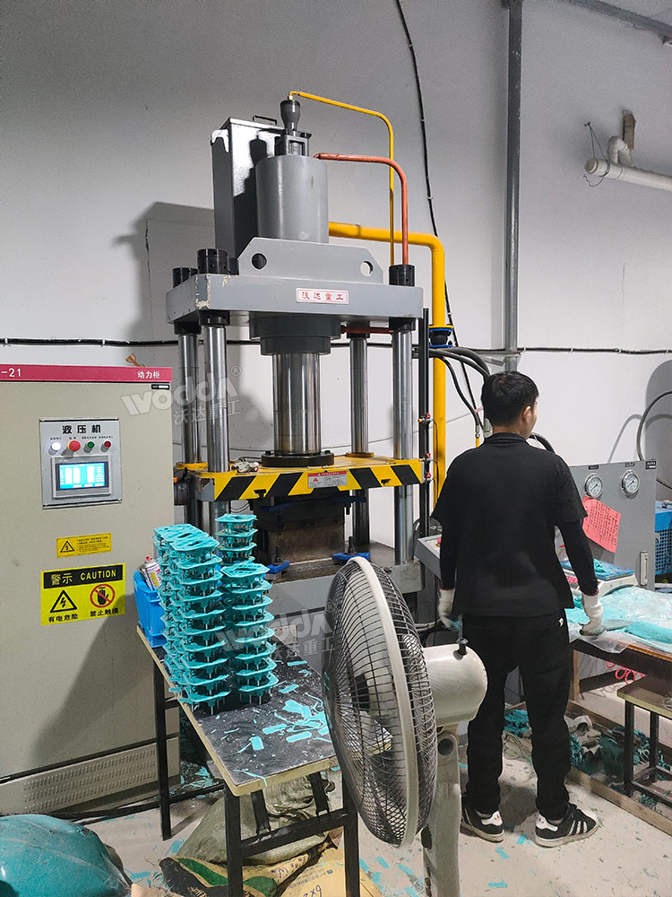 125噸電機接線端子熱壓成型機 125噸電機接線端子熱壓成型機