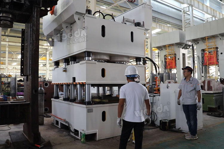 2400噸鋼木門壓花機試機 2400噸鋼木門壓花機試機