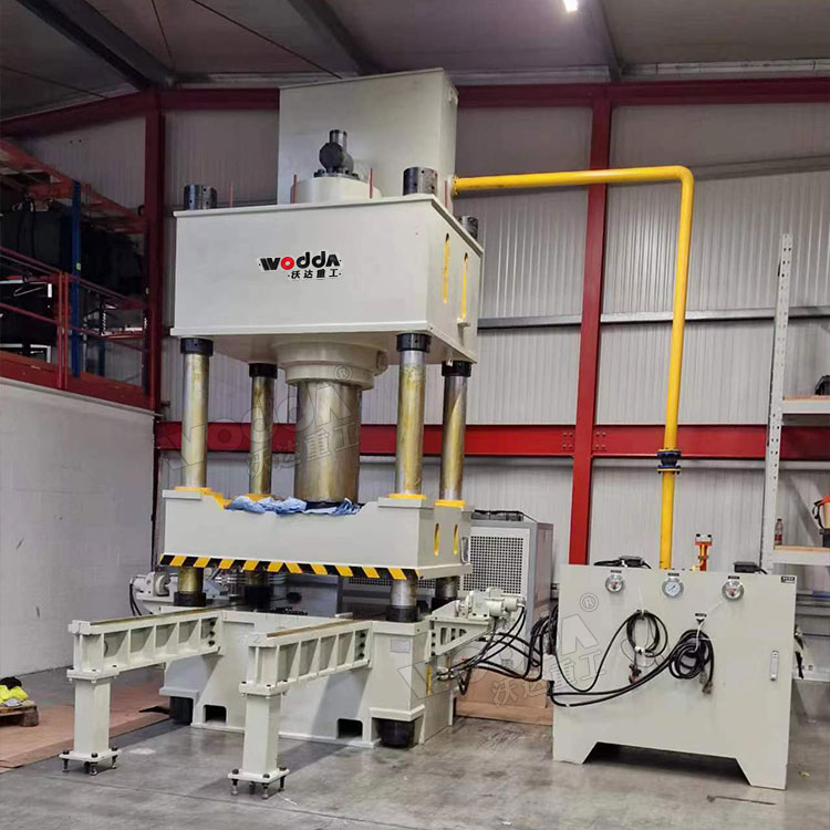 630噸熱壓PE頭盔成型液壓機客戶現場 630噸熱壓PE頭盔成型液壓機客戶現場