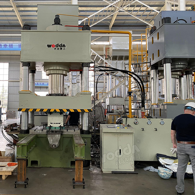 630噸三梁四柱液壓機車間實物 630噸三梁四柱液壓機車間實物