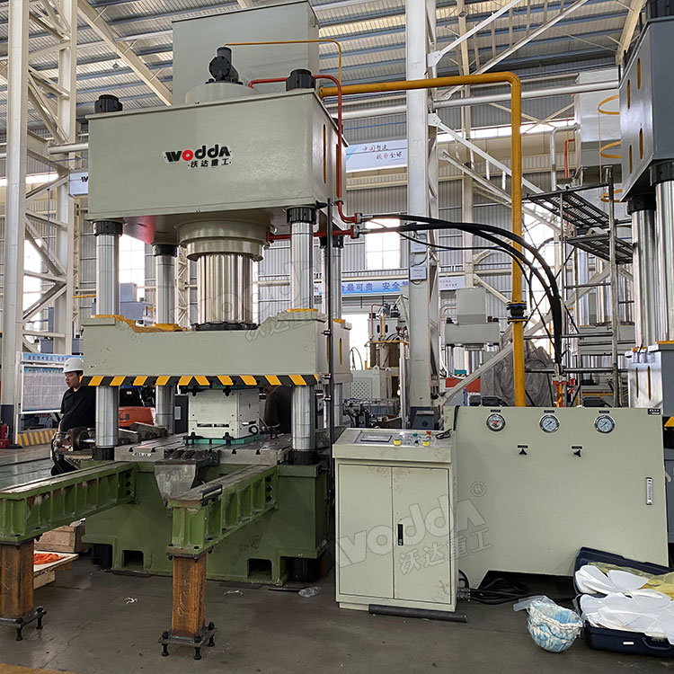 630噸PE頭盔成型液壓機 630噸PE頭盔成型液壓機