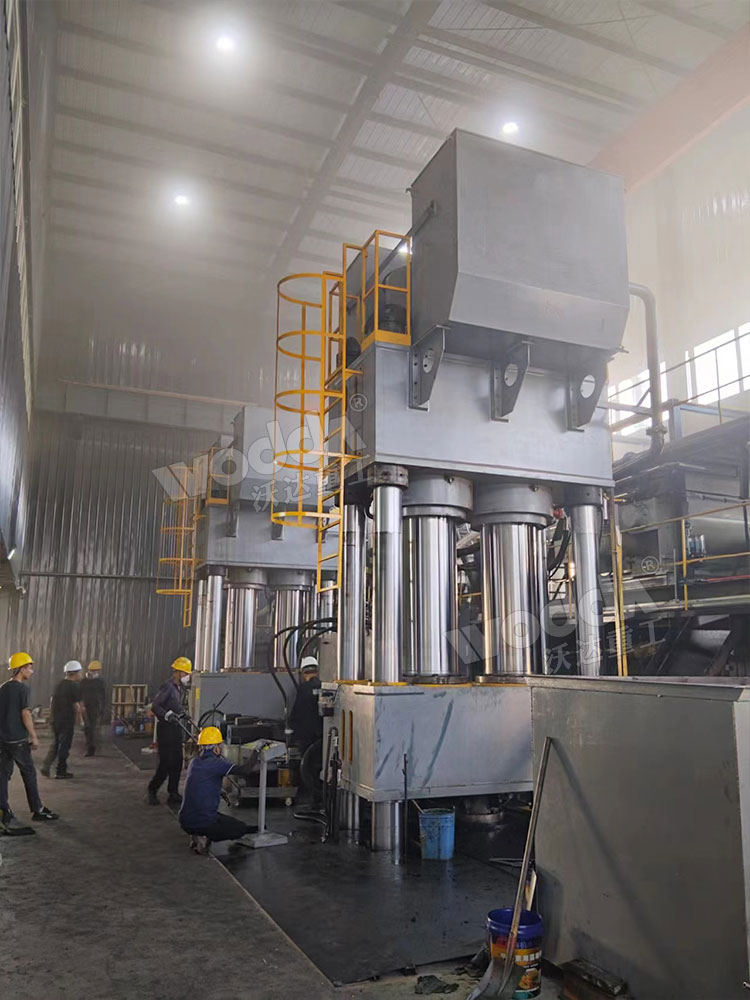 2000噸四柱液壓機(jī) 2000噸四柱液壓機(jī)