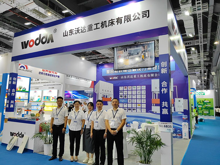 銷售經理黃華與蘇海濱帶隊參展