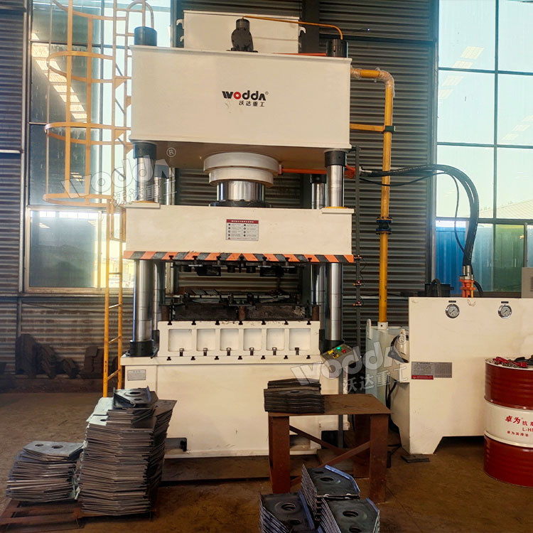 500噸掛車懸架支架沖壓液壓機現場