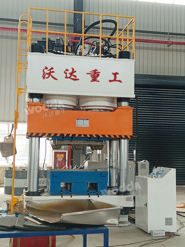 1600噸木屑托盤成型液壓機現場.jpg 1600噸木屑托盤成型液壓機現場.jpg