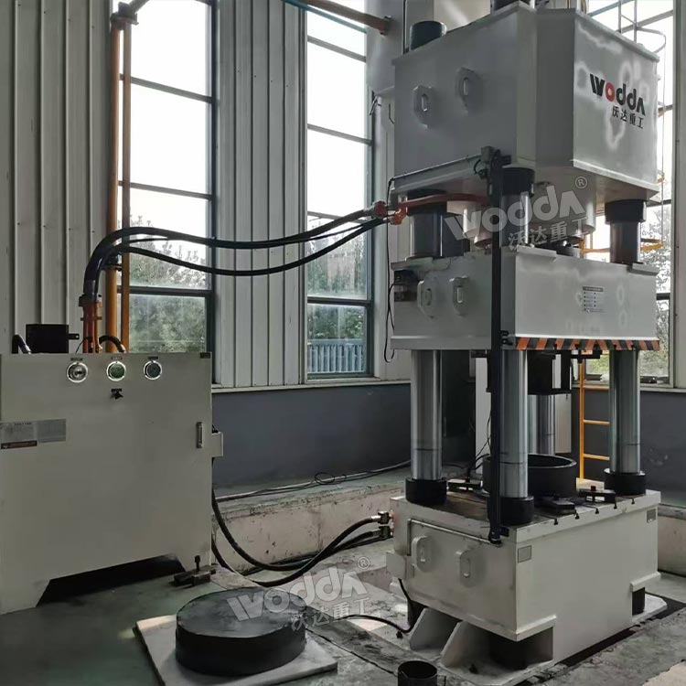 1000噸石墨粉末成型液壓機現場 1000噸石墨粉末成型液壓機現場