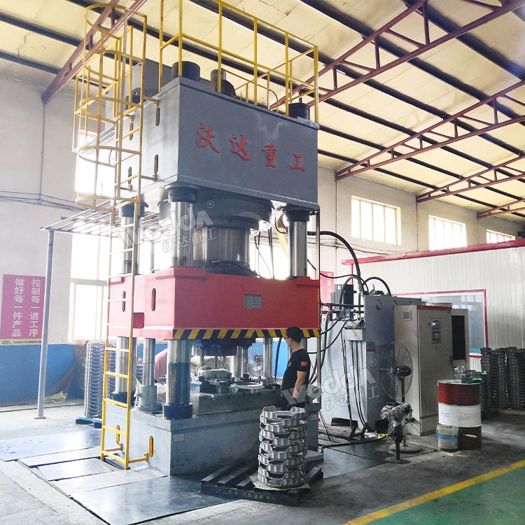 2000噸四柱液壓機客戶現場