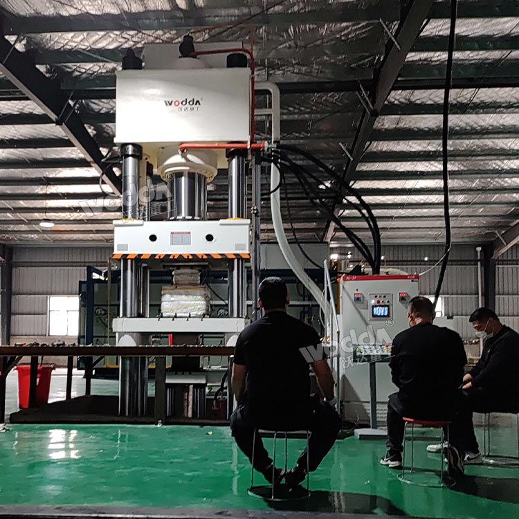 800噸石墨匣缽液壓機試機 800噸石墨匣缽液壓機試機