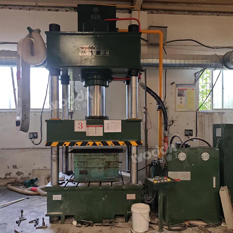 315噸玻璃鋼電表箱液壓機現場 315噸玻璃鋼電表箱液壓機現場