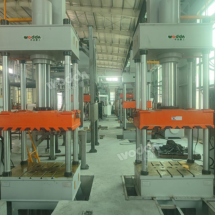 200噸石墨粉末(壓柱)成型液壓機(jī)安裝 200噸石墨粉末(壓柱)成型液壓機(jī)安裝