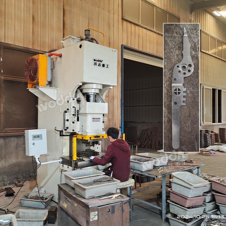 100噸液壓沖床現場 100噸液壓沖床現場