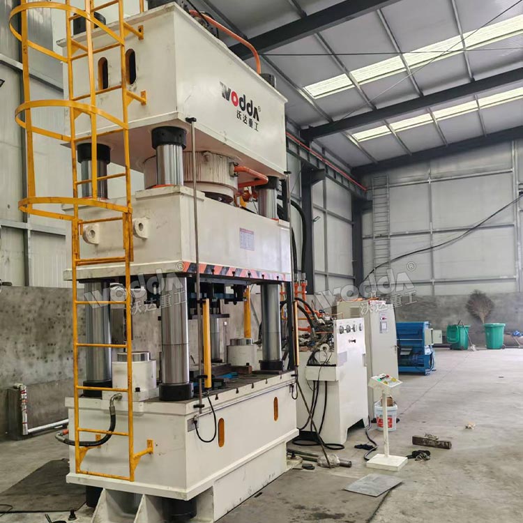 800噸三梁四柱液壓機(jī)試機(jī) 800噸三梁四柱液壓機(jī)試機(jī)