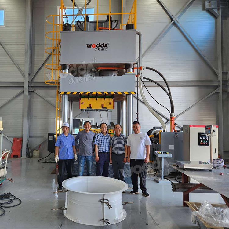 1000噸四柱液壓機模壓玻璃鋼冷卻塔風筒現場 1000噸四柱液壓機模壓玻璃鋼冷卻塔風筒現場