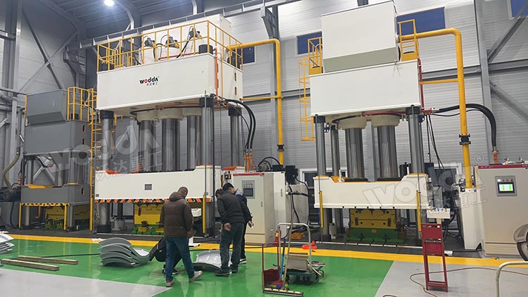 3臺玻璃鋼冷卻塔風筒成型液壓機現場 3臺玻璃鋼冷卻塔風筒成型液壓機現場