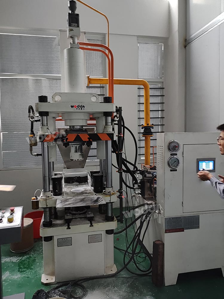 60噸粉末成型液壓機(jī)客戶(hù)現(xiàn)場(chǎng) 60噸粉末成型液壓機(jī)客戶(hù)現(xiàn)場(chǎng)