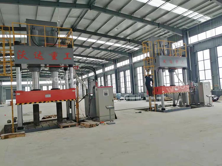 800噸三梁四柱液壓機客戶現場