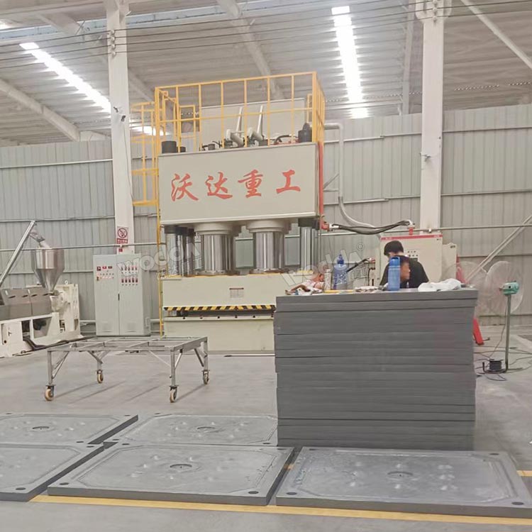 1250噸液壓機模壓聚丙烯壓濾板現場