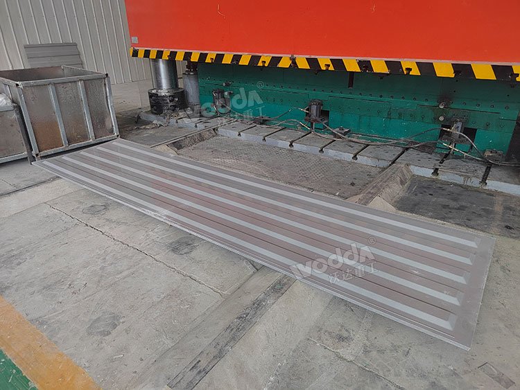 2500噸四柱液壓機(jī)模壓玻璃鋼防腐板成形 2500噸四柱液壓機(jī)模壓玻璃鋼防腐板成形