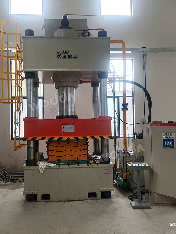 PE防彈插板液壓機現場