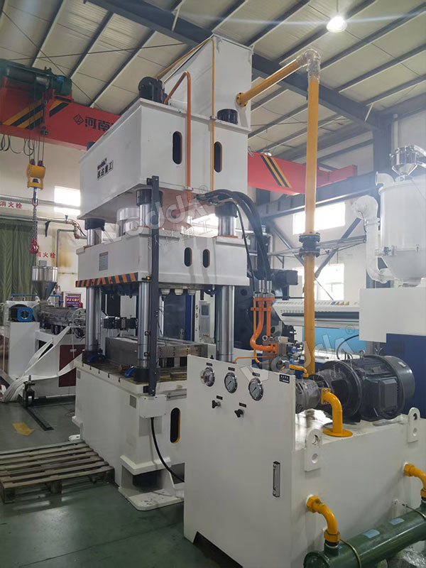 630噸四柱液壓機現場試機