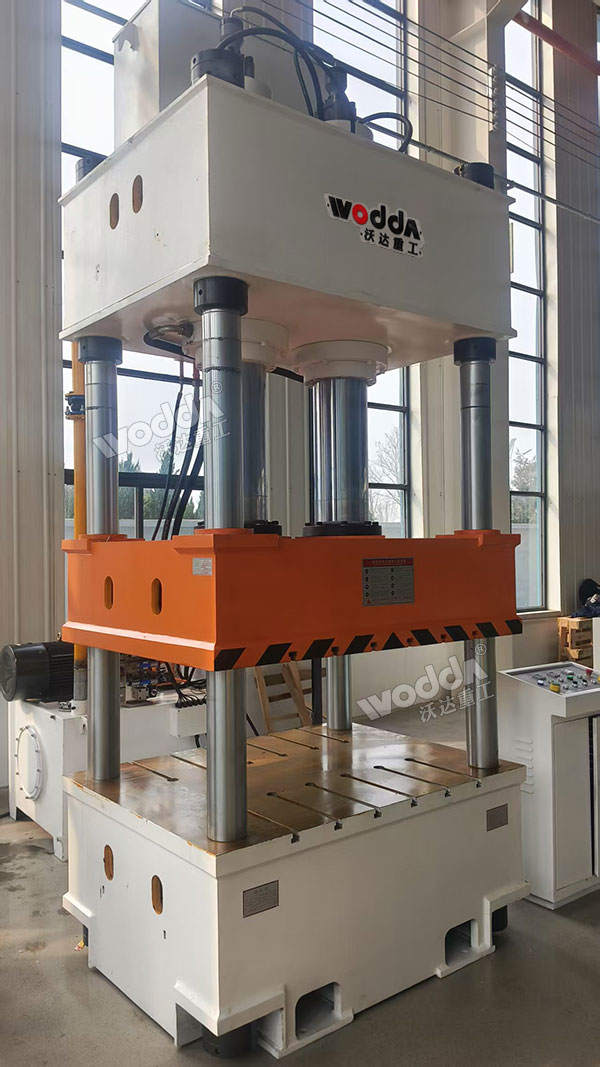 315噸汽車(chē)配件成型液壓機(jī)現(xiàn)場(chǎng) 315噸汽車(chē)配件成型液壓機(jī)現(xiàn)場(chǎng)