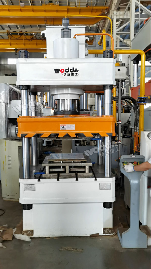 200噸不銹鋼桶蓋沖壓成型機 200噸不銹鋼桶蓋沖壓成型機