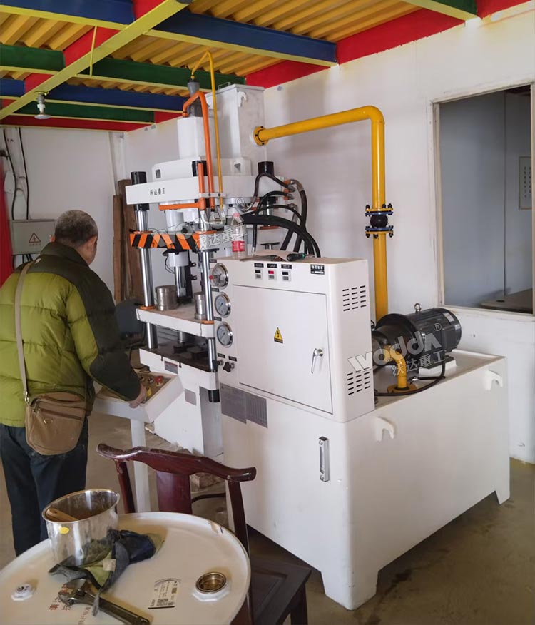 100噸粉末成型液壓機試機 100噸粉末成型液壓機試機