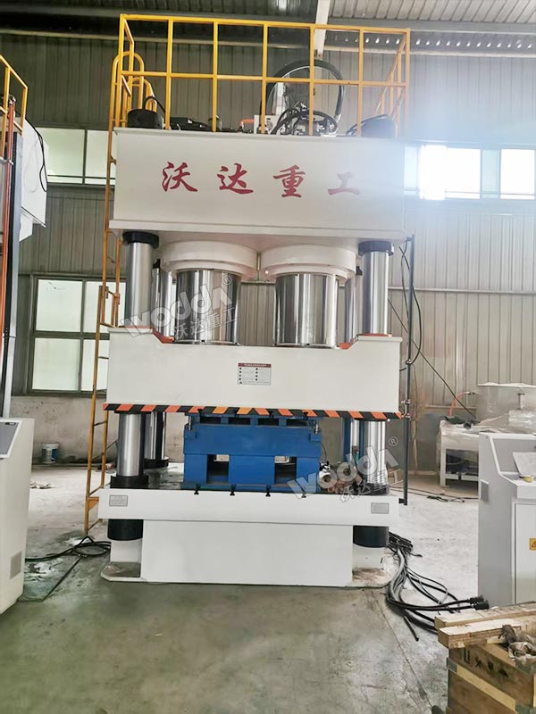 1800噸木屑托盤成型液壓機現場 1800噸木屑托盤成型液壓機現場