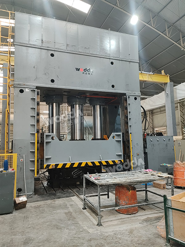 2000噸復(fù)合材料成型液壓機(jī) 2000噸復(fù)合材料成型液壓機(jī)