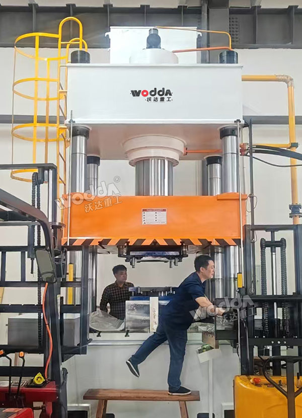 630噸汽車發動機護板成型液壓機 630噸汽車發動機護板成型液壓機