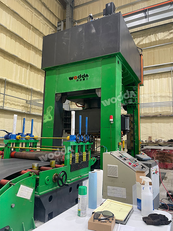 1000噸框架式液壓機(jī)現(xiàn)場(chǎng)試機(jī) 1000噸框架式液壓機(jī)現(xiàn)場(chǎng)試機(jī)