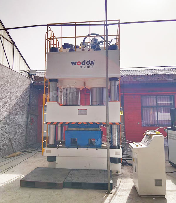 1600噸木屑托盤液壓機現場 1600噸木屑托盤液壓機現場