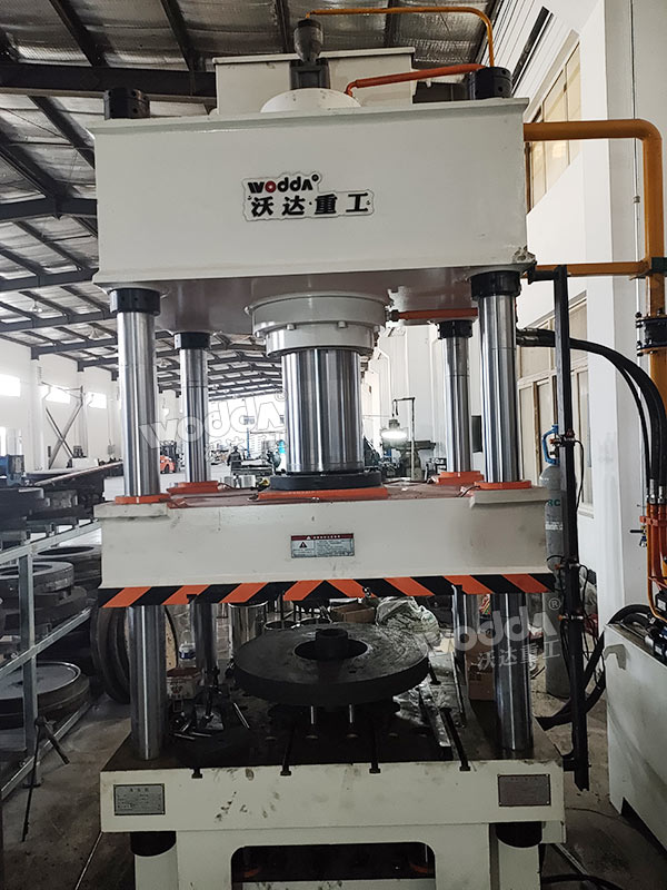 不銹鋼鍋蓋成型液壓機現場 不銹鋼鍋蓋成型液壓機現場