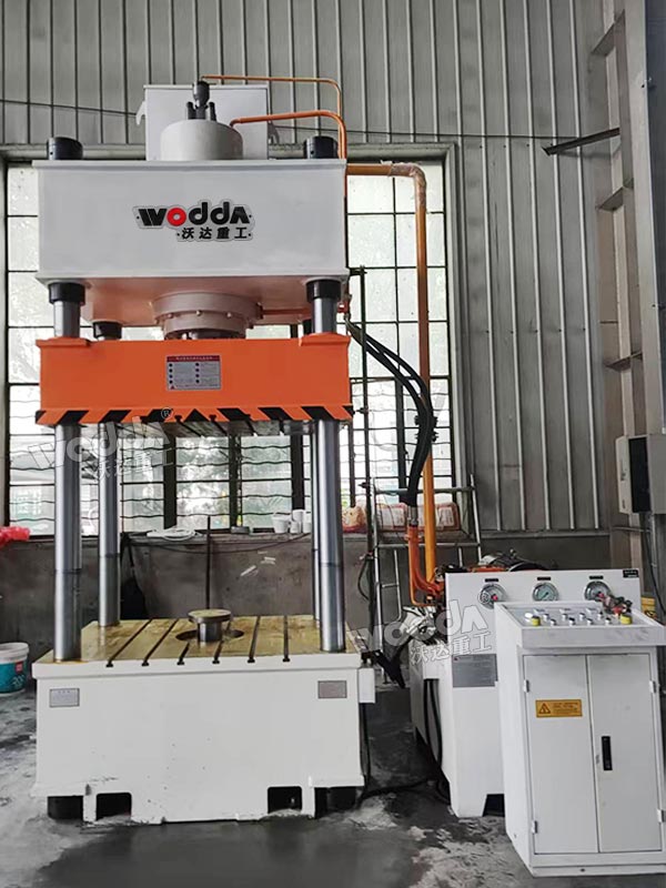 315噸四柱液壓機安裝完成 315噸四柱液壓機安裝完成