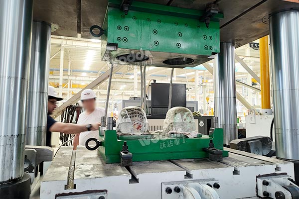 開模(玻璃鋼頭盔模壓成型) 開模(玻璃鋼頭盔模壓成型)