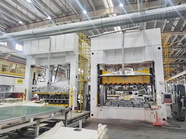 2臺汽車內飾件成型液壓機.jpg 2臺汽車內飾件成型液壓機.jpg