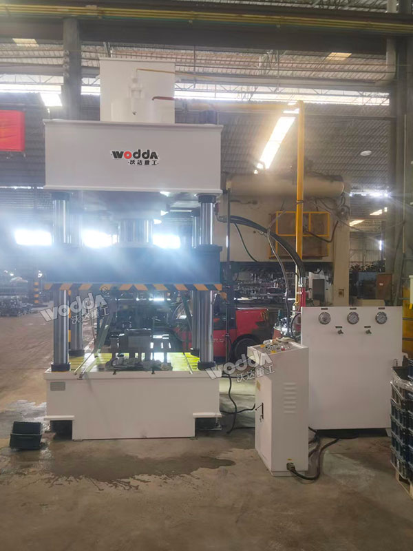 400噸汽車配件成型液壓機現場 400噸汽車配件成型液壓機現場