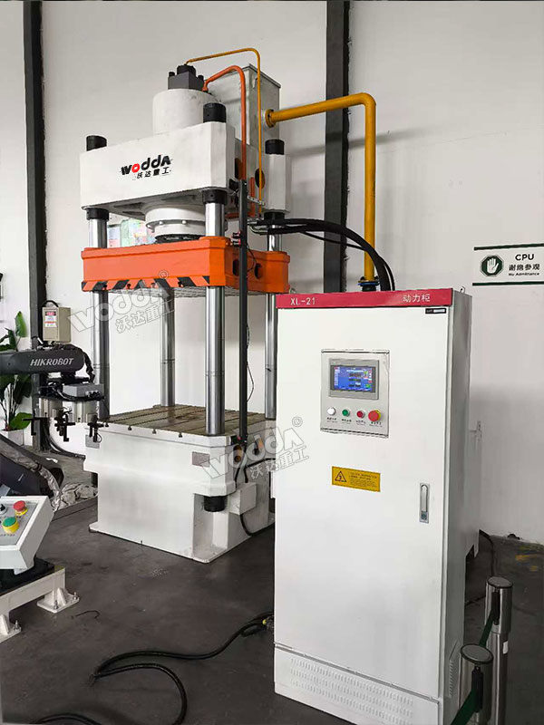 315噸四柱液壓機現場 315噸四柱液壓機現場