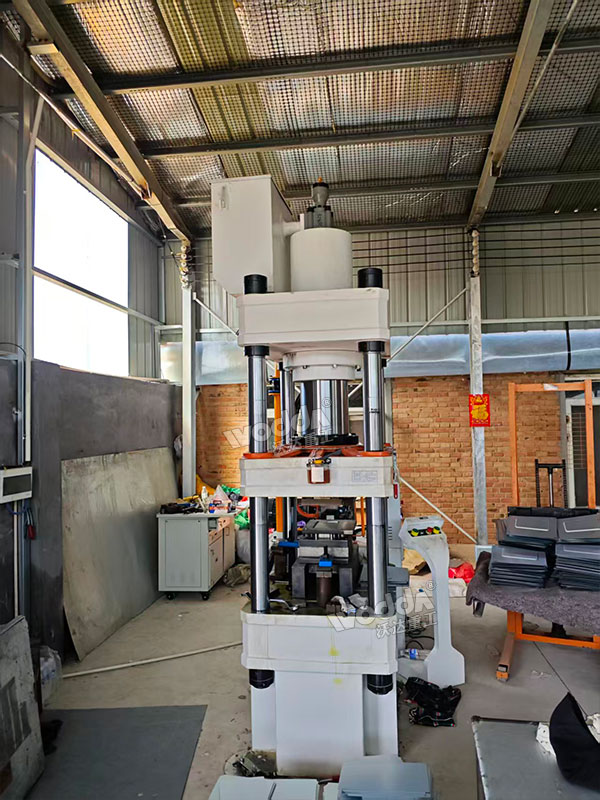 200噸四柱液壓機現場試機 200噸四柱液壓機現場試機