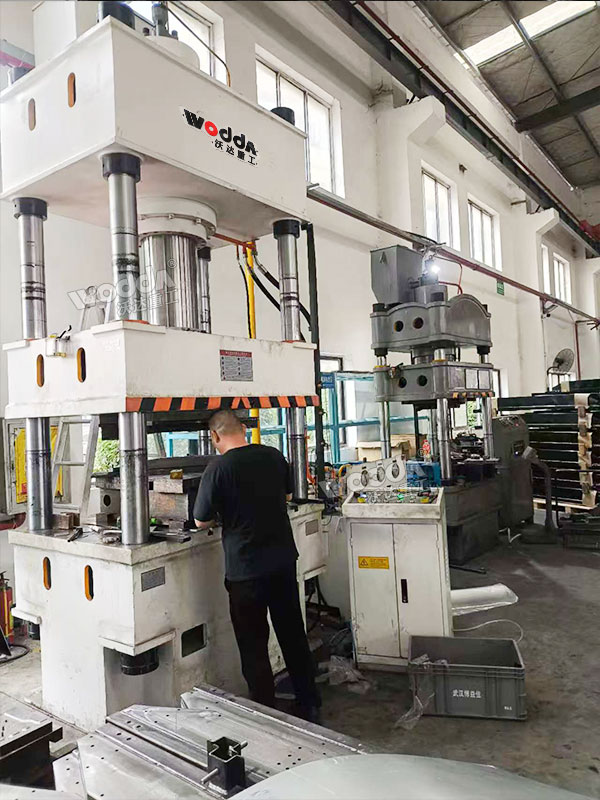 315噸四柱液壓機客戶現場 315噸四柱液壓機客戶現場