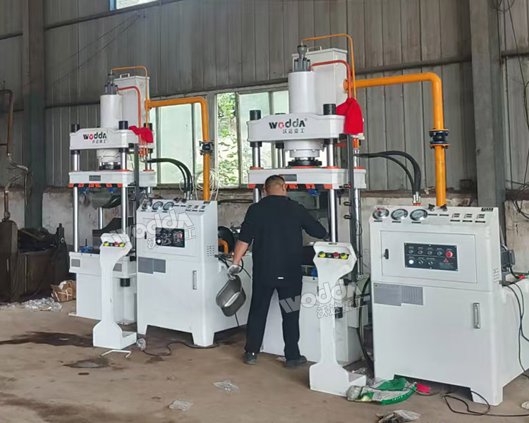 100噸不銹鋼盆拉伸液壓機現場 100噸不銹鋼盆拉伸液壓機現場