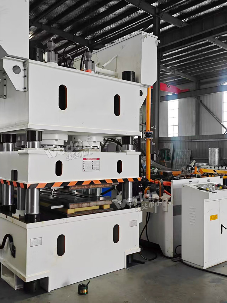 2400噸鋼木門壓花機 2400噸鋼木門壓花機